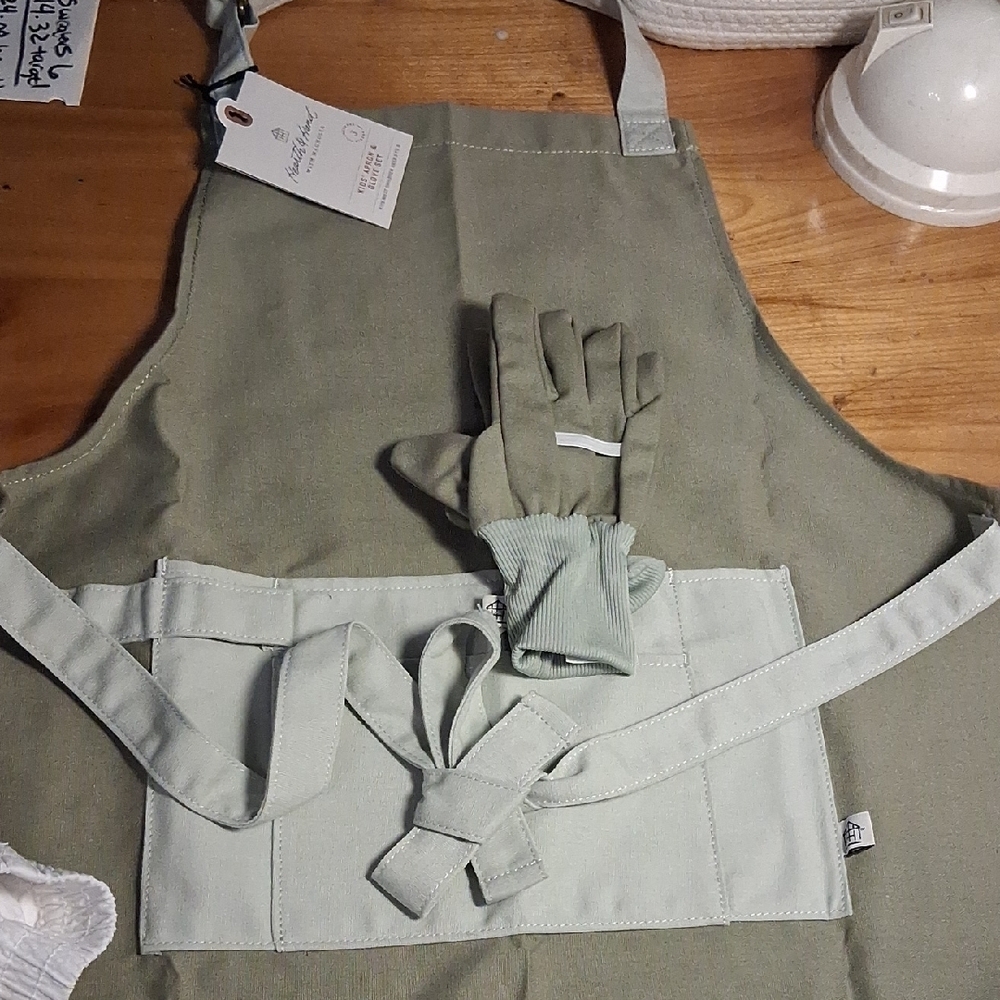 Hearth & Hand Kids Apron And Glove Set